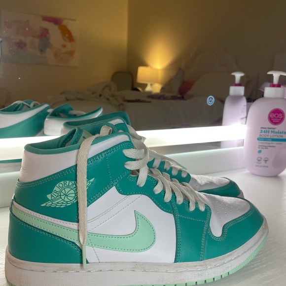 WMNS AIR JORDAN 1 MID
'MARINE GREEN' GENTLY USED - Picture 2 of 2